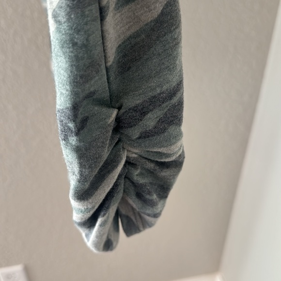 Adorable camp shirt with loose ruched sides - Picture 4 of 4